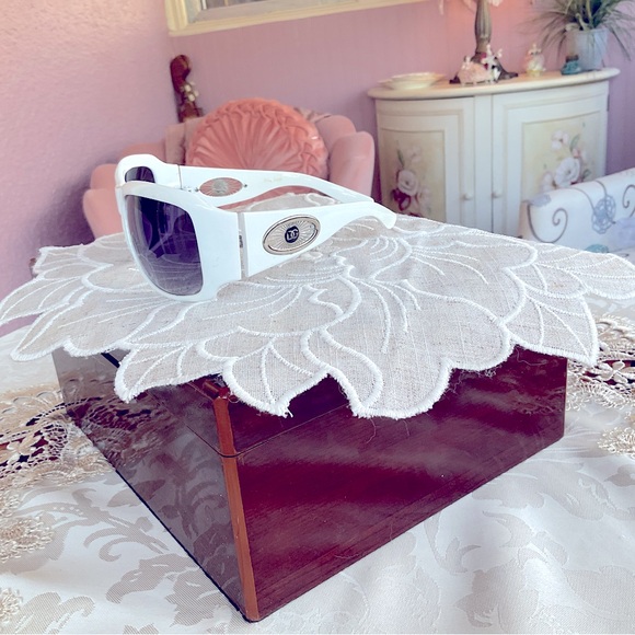 DOLCE & GABANNA WITH DARK LENSES
DG20 - Picture 6 of 7